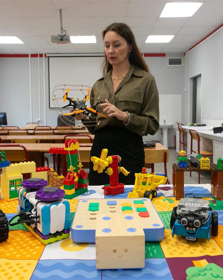 Роботы рассказывают сказки малышам и учат школьников правилам дорожного движения. Играем в современные игрушки с педагогом