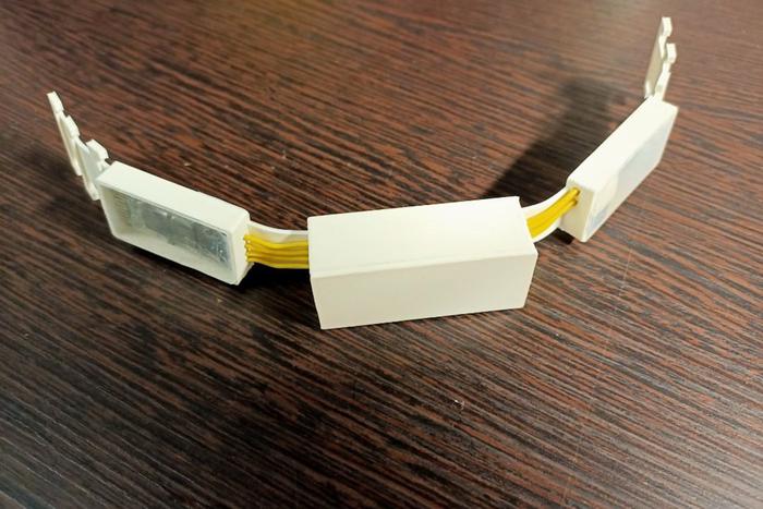 На лице – маска, а на шее – градусник: школьник изобрёл устройство для тотальной борьбы с эпидемией