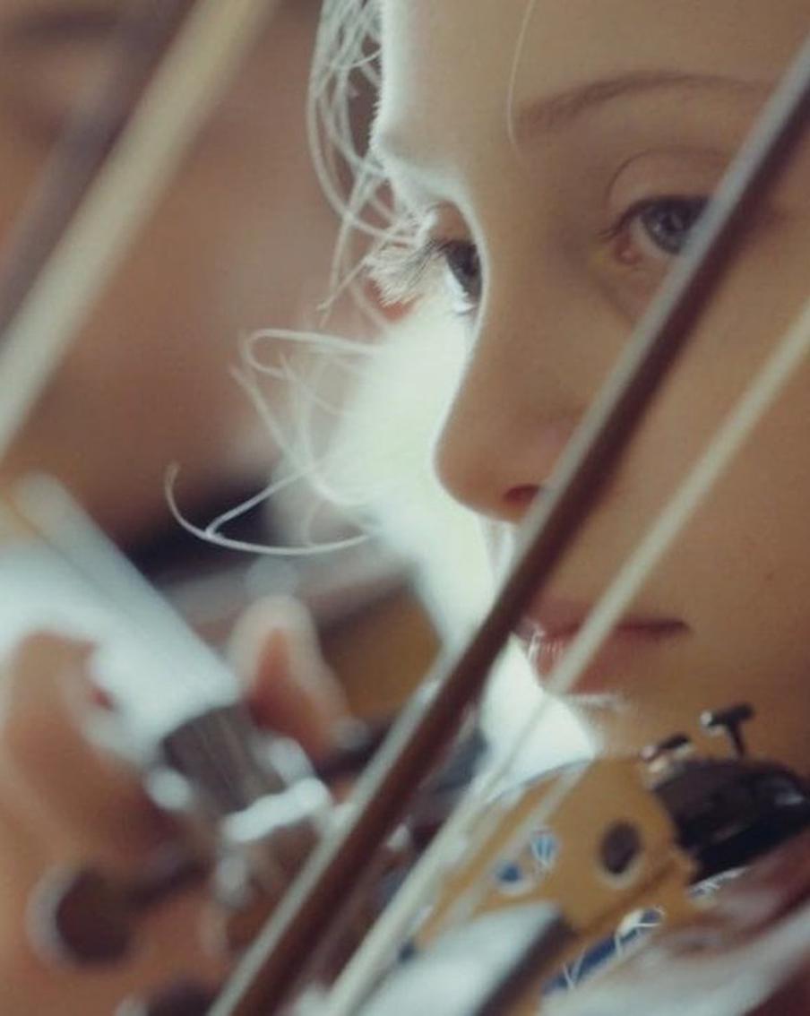 В музее Победы показали фильм о юных музыкантах из Донецка. Они разучивают классические пьесы, несмотря на постоянные обстрелы