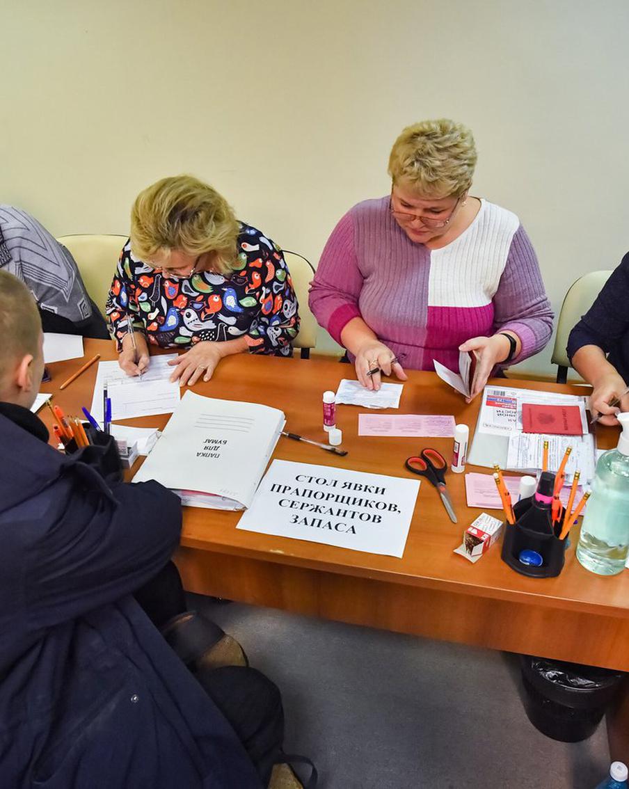 Добровольцы приезжают во временные пункты мобилизации. Потому что считают важным защищать своих близких, друзей и Родину