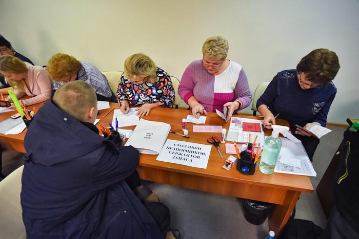 Добровольцы приезжают во временные пункты мобилизации. Потому что считают важным защищать своих близких, друзей и Родину