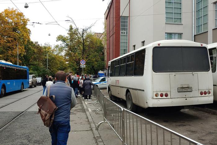 Жители столицы приходят в мобилизационные пункты без страха и желая выполнить свой долг перед Родиной