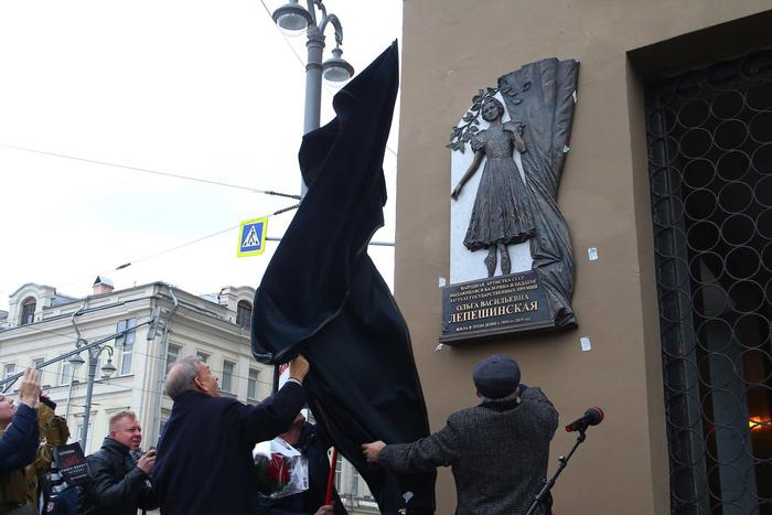 "Умела радоваться чужому таланту". В Москве открыли мемориальную доску балерине Лепешинской