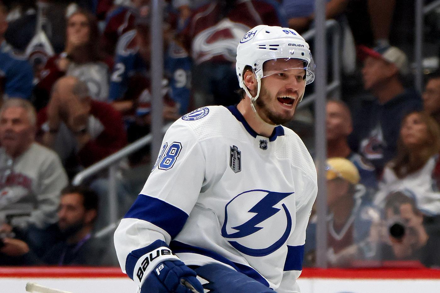 "Скучаю по русской еде и путешествиям по России": защитник "Тампы" Михаил Сергачёв дал большое интервью Metro