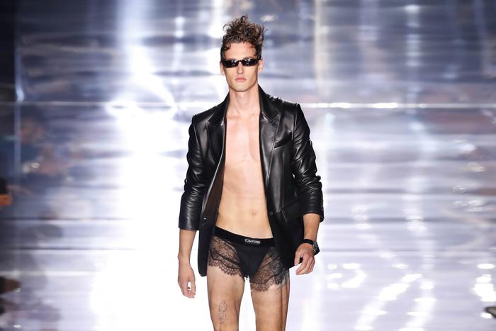 Не только цветочный принт и розовый цвет: какие элементы женского гардероба дизайнеры предлагают носить и мужчинам