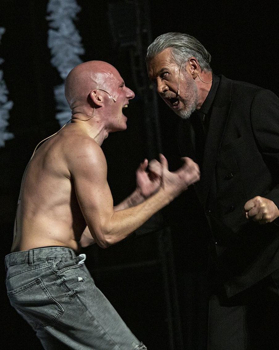 На сцене Театра им. Моссовета прошла премьера спектакля "ШЕКСПИРГАМЛЕТ". Трагедия вышла непривычной, свежей и шокирующей публику