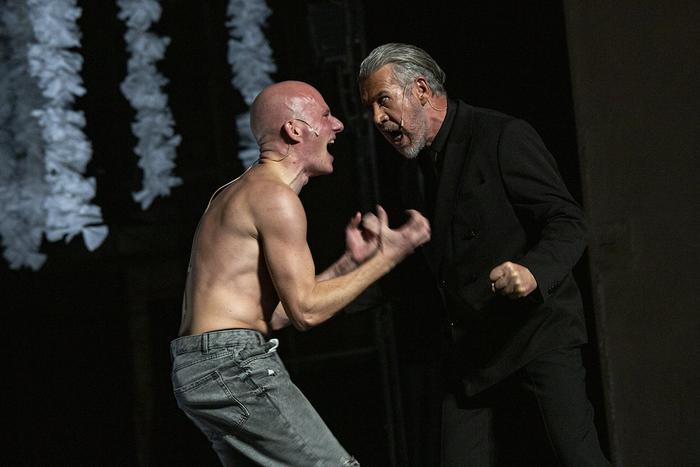 На сцене Театра им. Моссовета прошла премьера спектакля "ШЕКСПИРГАМЛЕТ". Трагедия вышла непривычной, свежей и шокирующей публику