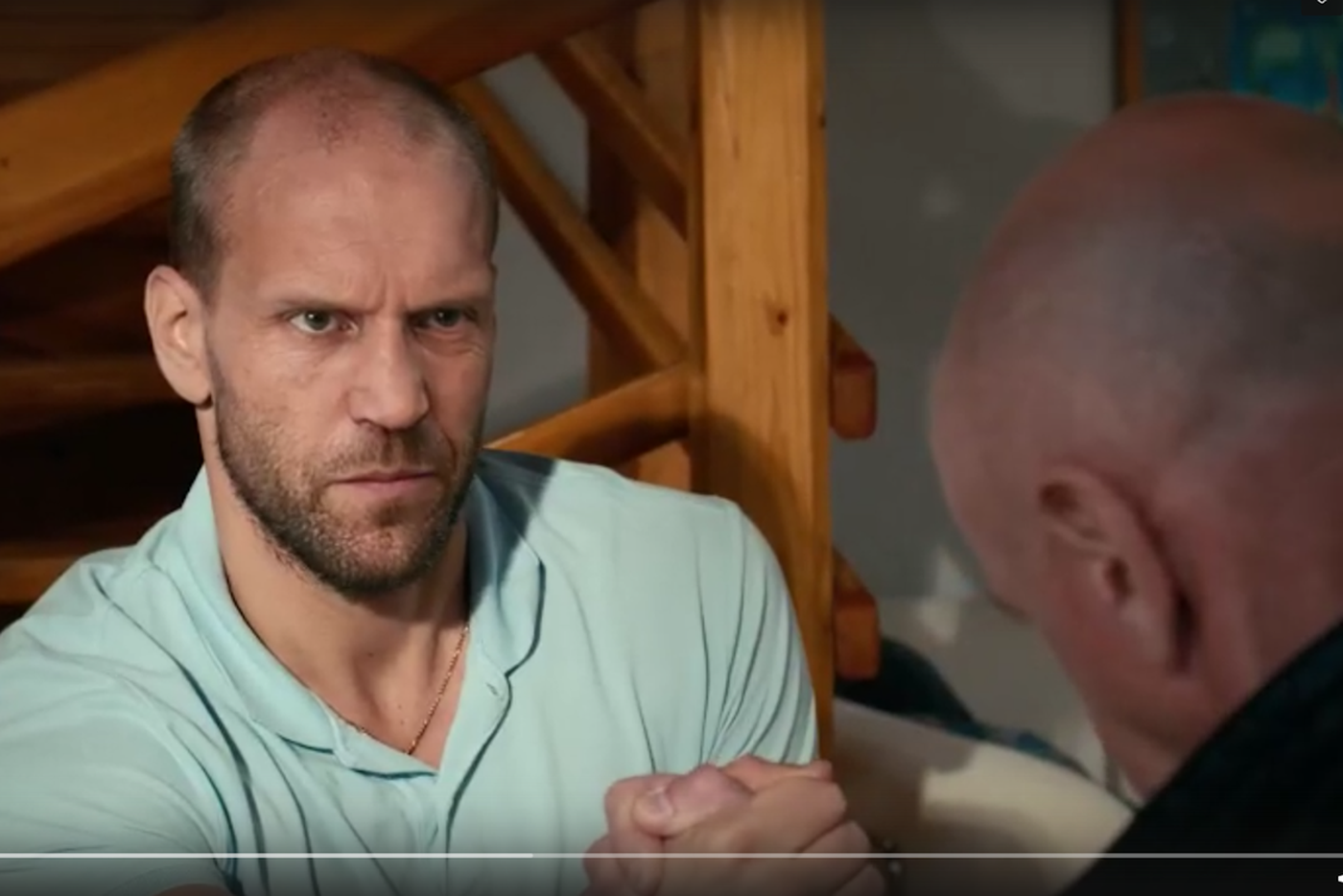 Why russians jason statham. Джейсон Стэтхэм 2021. Джейсон Стэтхэм затылок. Стэтхэм с волосами.