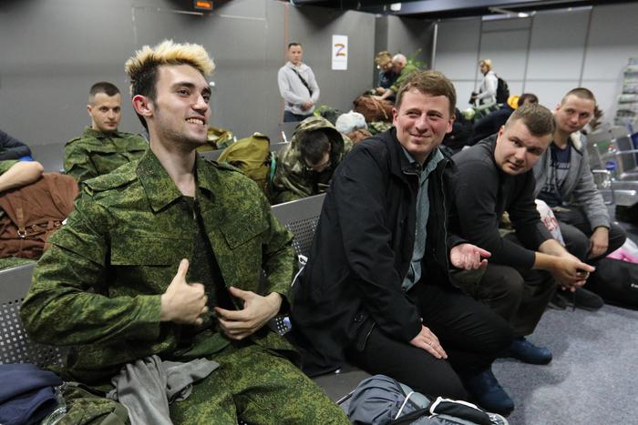 Женщины стараются подбодрить своих мужчин в зоне проведения спецоперации. Они собирают гуманитарную помощь, вяжут носки и плетут браслеты