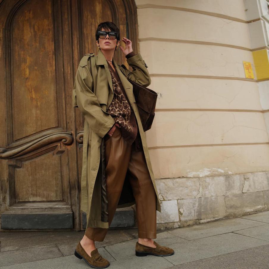 Сочетание замши, кожи и мягкого трикотажа сделает ваш образ по-осеннему уютным.