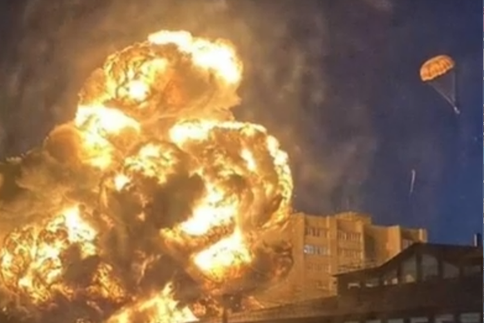 В Ейске горит жилой дом из-за падения истребителя-бомбардировщика. Рассказываем последнюю официальную информацию