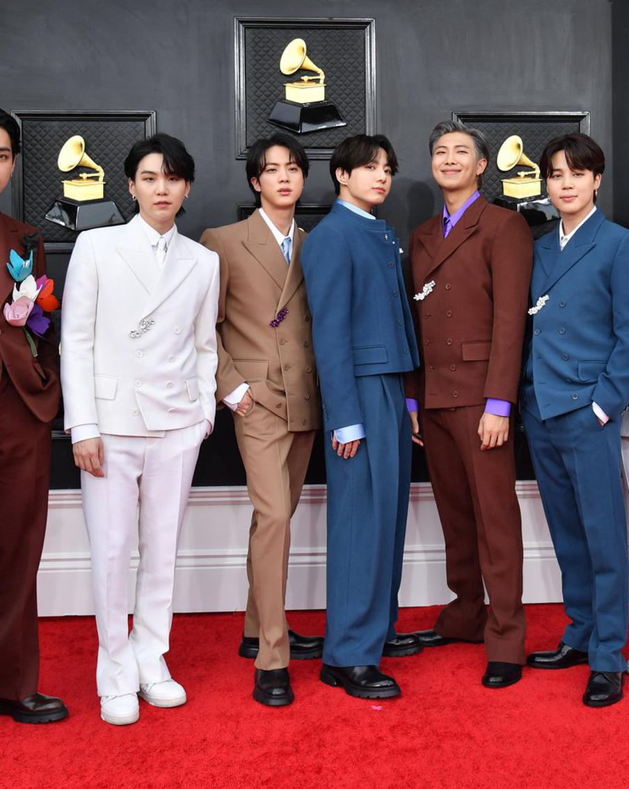 Когда звёзды из BTS уходят в армию, зачем и на сколько? Metro выяснило ответы на самые животрепещущие вопросы фанатов