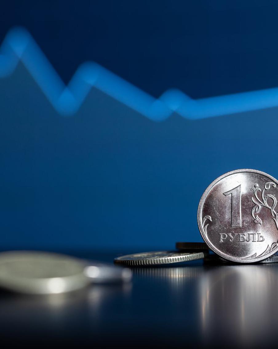 Рубль может ослабеть к 2025 году. Кому это может быть выгодно