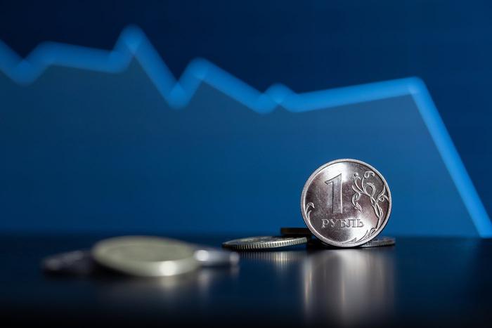 Рубль может ослабеть к 2025 году. Кому это может быть выгодно