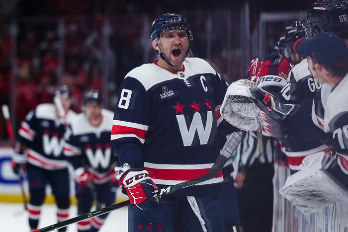 Овечкин впервые забил в новом сезоне НХЛ. Дубль позволил ему приблизиться к великому Горди Хоу