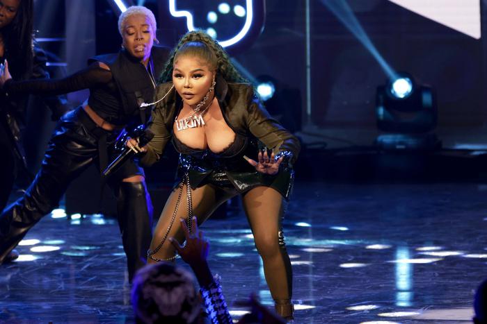 Звёзды делают не только "классические" пластические операции. Иногда их тянет на что-то непривычное для простых женщин