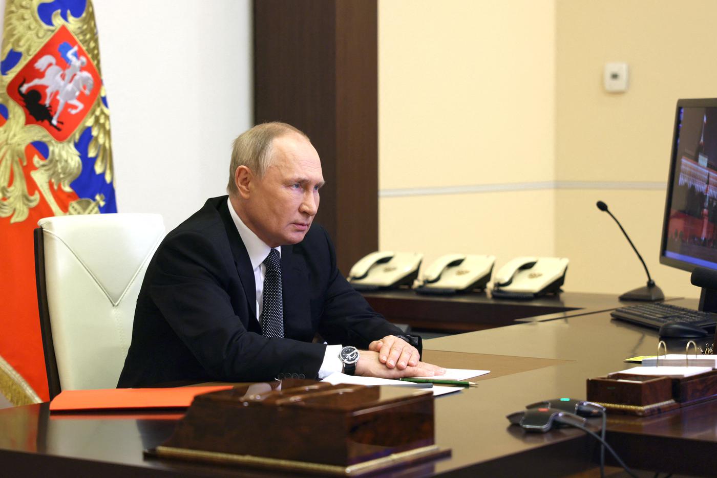 Владимир Путин ввёл военное положение в четырёх российских областях