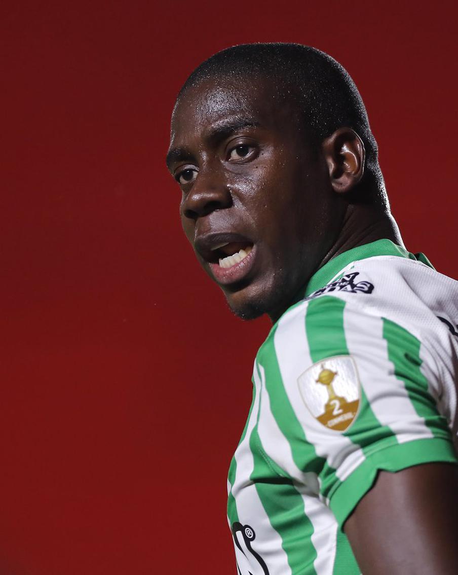 Футболист шокировал соперника, стянув с себя трусы: рассказываем об этом и других случаях стриптиза на поле