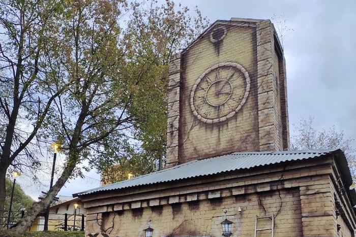 Заброшенная подстанция в Подмосковье превратилась в старинную башню с часами