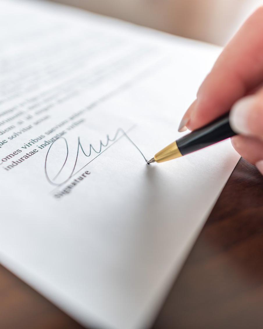 "Даже по закону меня носки собирать не заставишь!": что нужно знать о брачном договоре в России