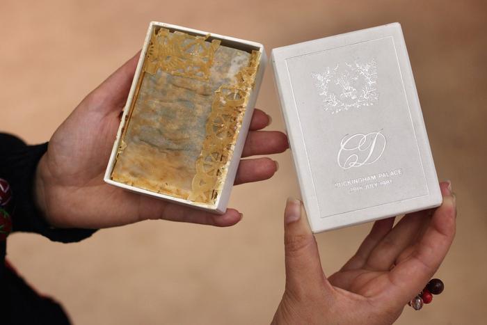 Свадебные торты Дианы и Елизаветы, панталоны королевы Виктории. Что ещё выставляют на аукционах за огромные суммы