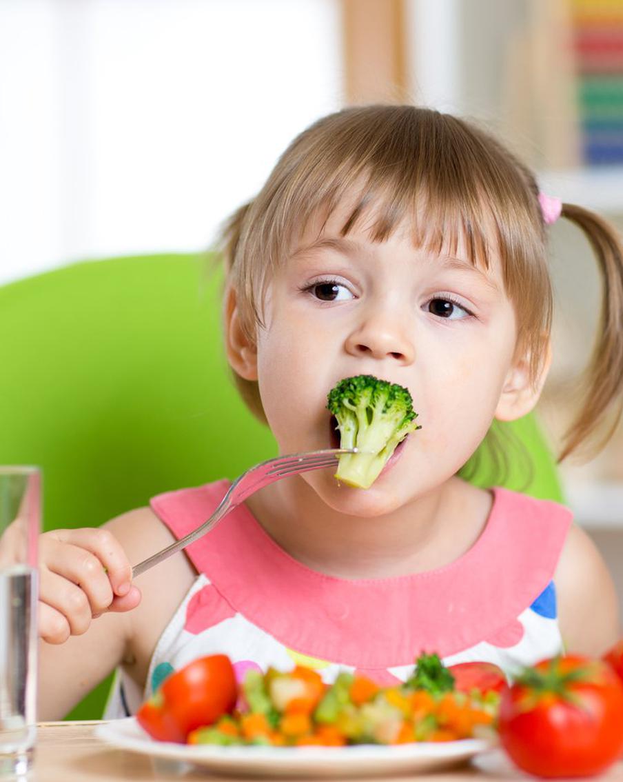 Чтобы ребёнок вырос здоровым, родители должны взять лупу и досконально изучить этикетку каждого продукта