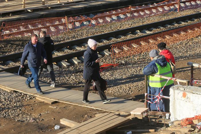 Горожане в районе Белорусской переходят дорогу с улыбкой. Ведь их встречает приветливый сотрудник Мосотряда-47