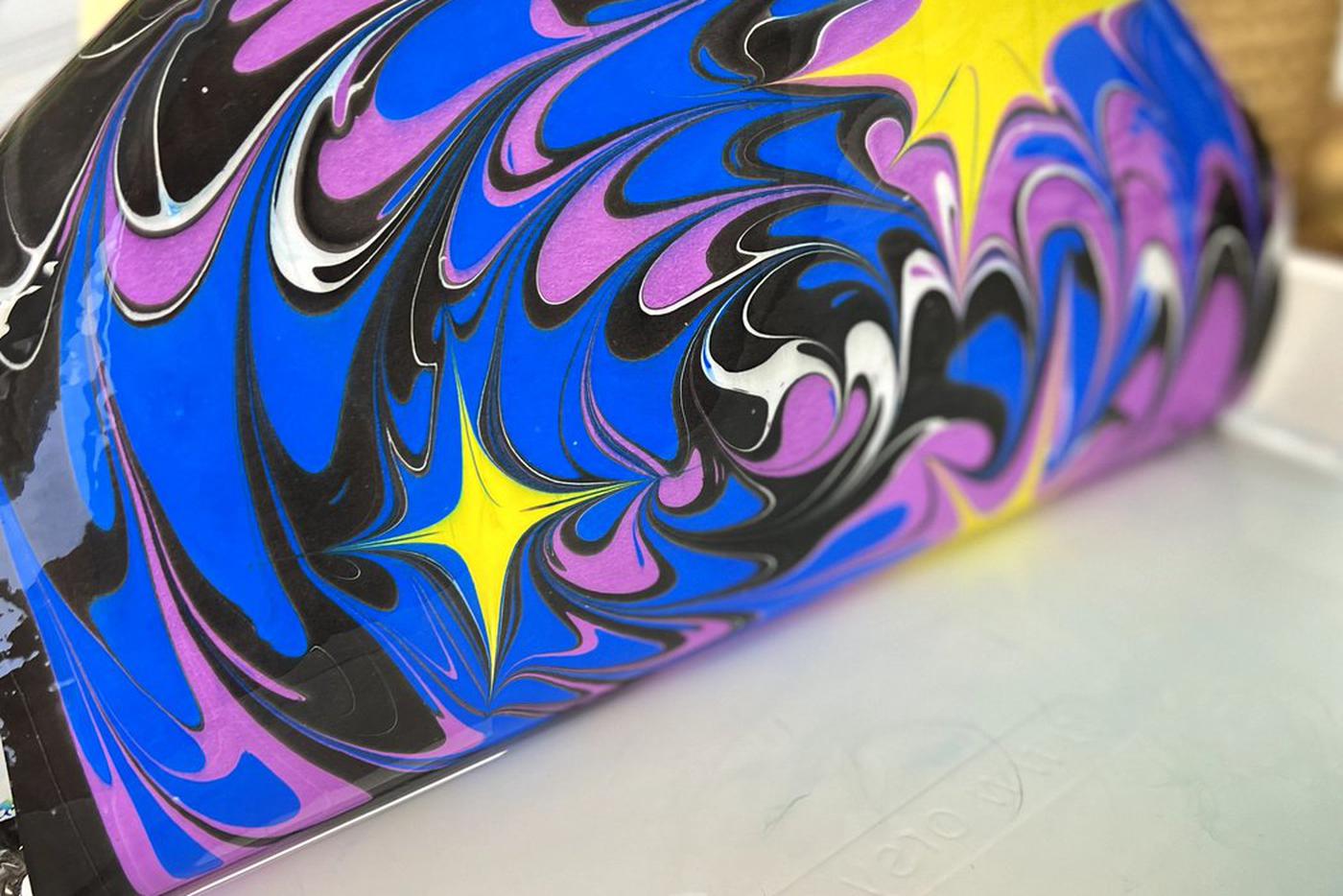 Эбру – техника рисования, справиться с которой по силам и взрослым, и детям. А значит, творить вы сможете всей семьёй