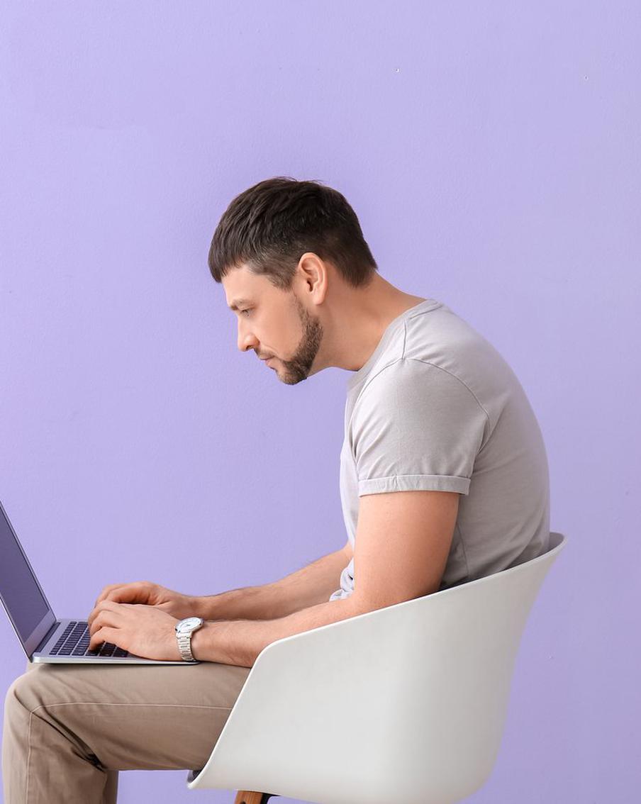 Оказывается, сутулость – естественное положение тела. Только это означает, что у тела есть проблема и решить её лучше как можно раньше