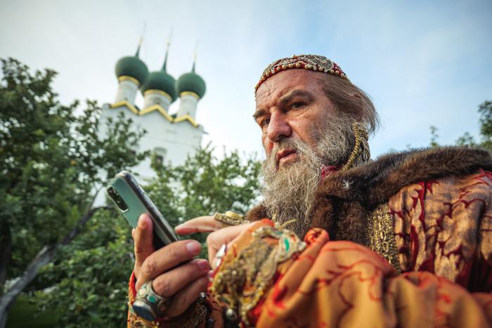 Евгений Гришковец сыграл Ивана Грозного, превратив царя в Карлсона и экстремала