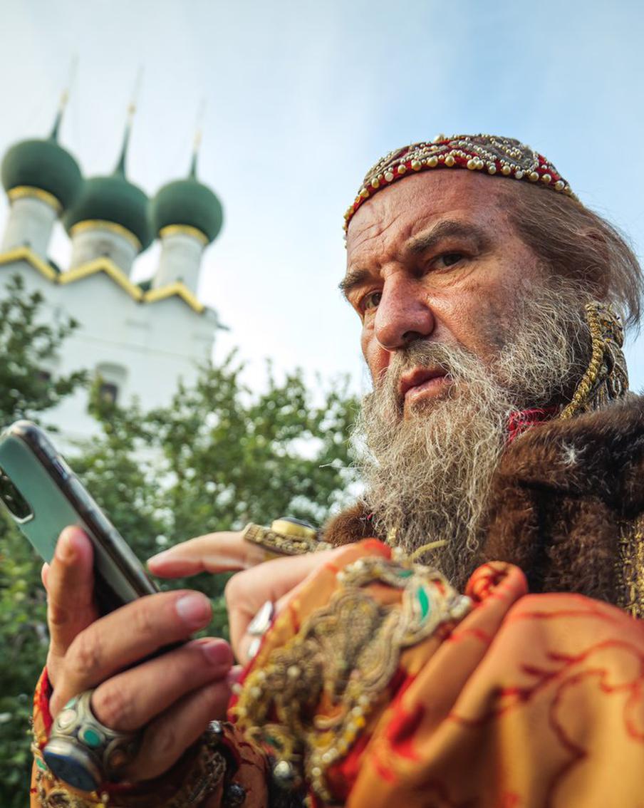 Евгений Гришковец сыграл Ивана Грозного, превратив царя в Карлсона и экстремала