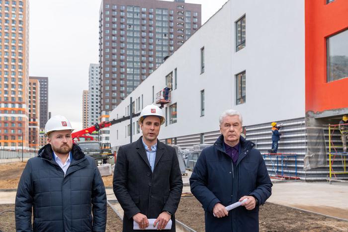 Сергей Собянин посетил стройку будущей школы в Люблино. И дал поручение закончить строительство в срок, к 1 сентября 2023 года