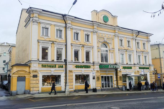 Столичные власти продлили пилотный проект, позволяющий получать выписанные льготные лекарства в коммерческих аптеках