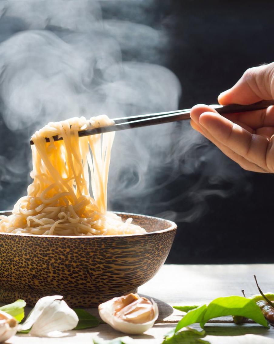 Лапша на наших столах появляется часто. Если надоели привычные супы на её основе, приготовьте экзотику