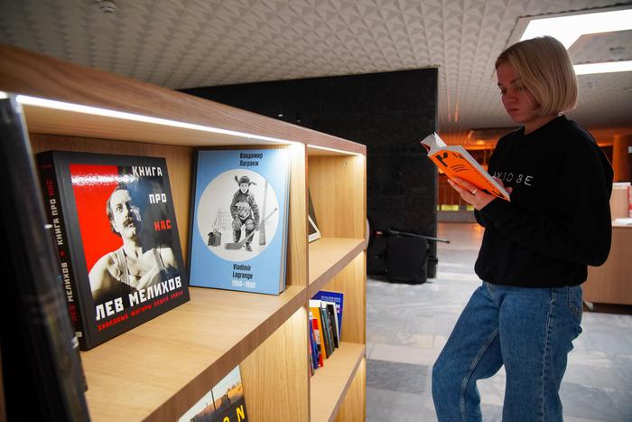 Третьяковка ныряет в литературу: в галерее открылась "Книжная гостиная"