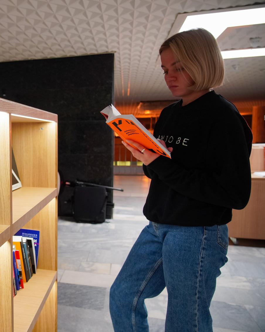 Третьяковка ныряет в литературу: в галерее открылась "Книжная гостиная"