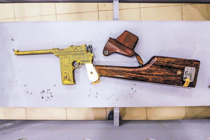 Уникальный калаш, винтовка Громыко и презент от Сталина. Репортёр Metro увидел настоящие военные реликвии