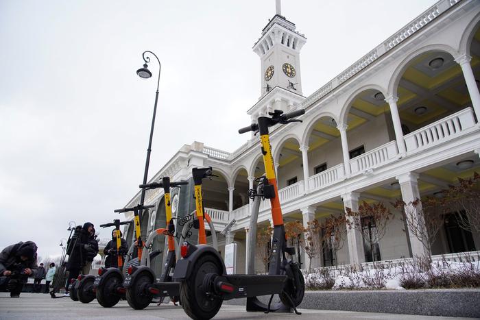 На скорости 25 км/ч прямиком в травмпункт: смогут ли новые правила урезонить лихачей на электросамокатах