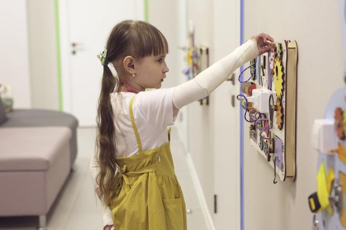 "Бабочки", которых невозможно вылечить. Так называют людей с редкой генетической болезнью, "дарующей" человеку ранимую, словно крылья бабочки, кожу