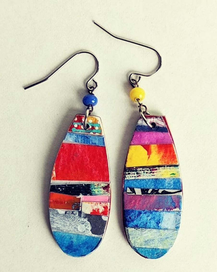 Спасать старые книги и открытки и давать им новую жизнь. Художница из Сан-Франциско сохраняет истории из книг в украшениях