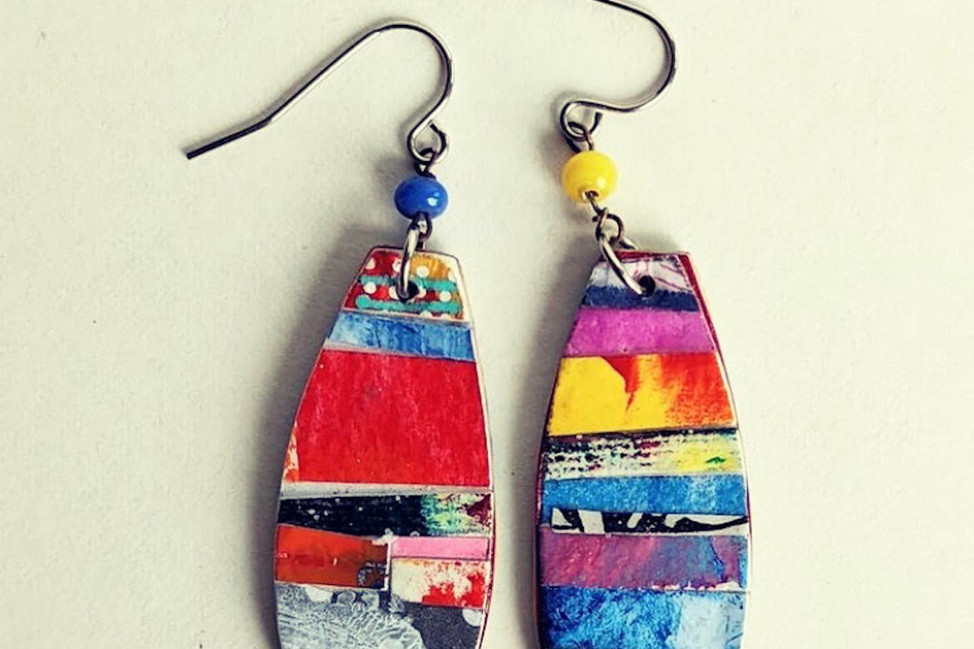 Спасать старые книги и открытки и давать им новую жизнь. Художница из Сан-Франциско сохраняет истории из книг в украшениях