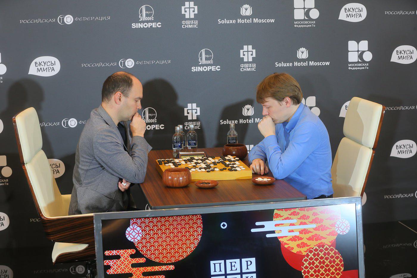 Финальный поединок 10-го турнира Кубка посла Китая по го. За доской – Илья Шикшин и Александр Динерштейн.