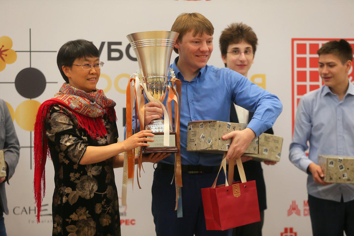 Победитель юбилейного (10-го турнира) кубка посла Китая в го Илья Шикшин из Казани.