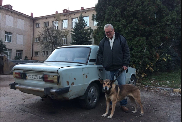 Беженец из Украины месяц жил в ржавой "шестёрке" ради собаки