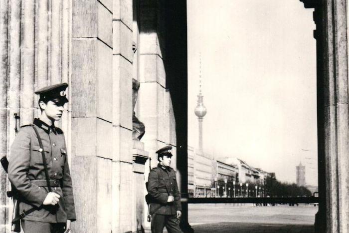 Взгляд с другого ракурса на Берлинскую стену. Рассматриваем редкие снимки из архива внучки контрразведчика