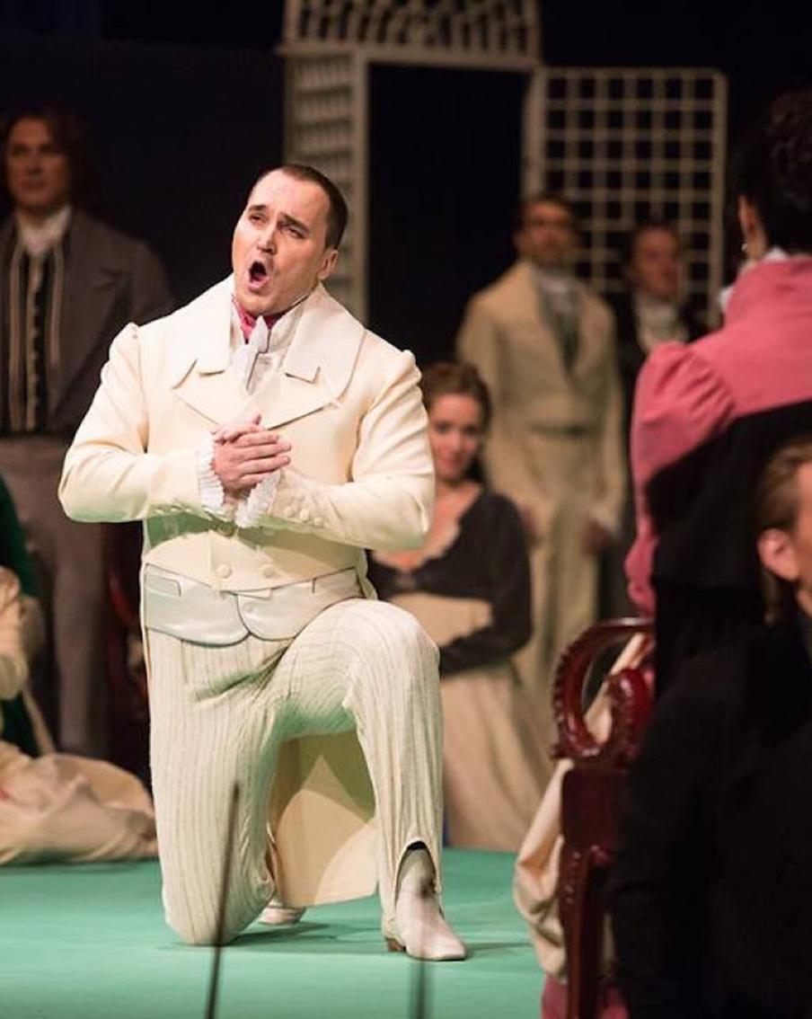 Артист столичного музыкального театра отправился служить в мотострелковую часть. Там он проходит обучение и в свободное время поёт для солдат