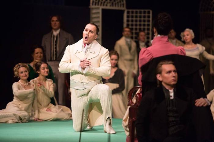 Артист столичного музыкального театра отправился служить в мотострелковую часть. Там он проходит обучение и в свободное время поёт для солдат