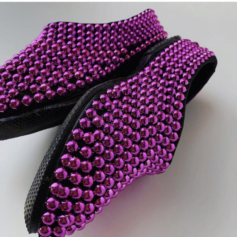 Такие галоши хорошо сочетаются и с джинсами, и с платьями.