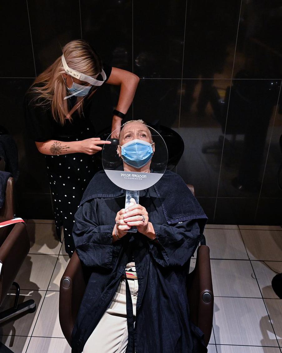 "Анти-бла-бла": ограничения по коронавирусу сняли, но люди не готовы отказаться от "тихих стрижек"