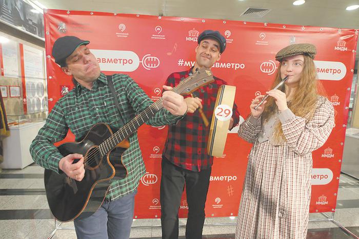 Пассажиры метро хотят слушать "Катюшу" и "Сектор Газа"